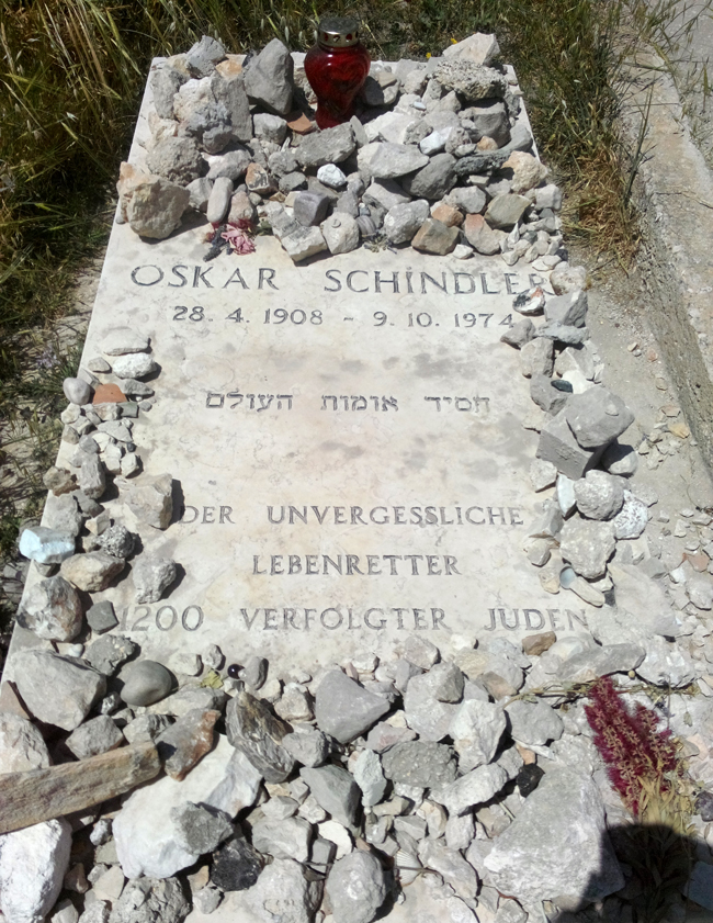 Stopping to remember heroes & fallen of the Holocaust